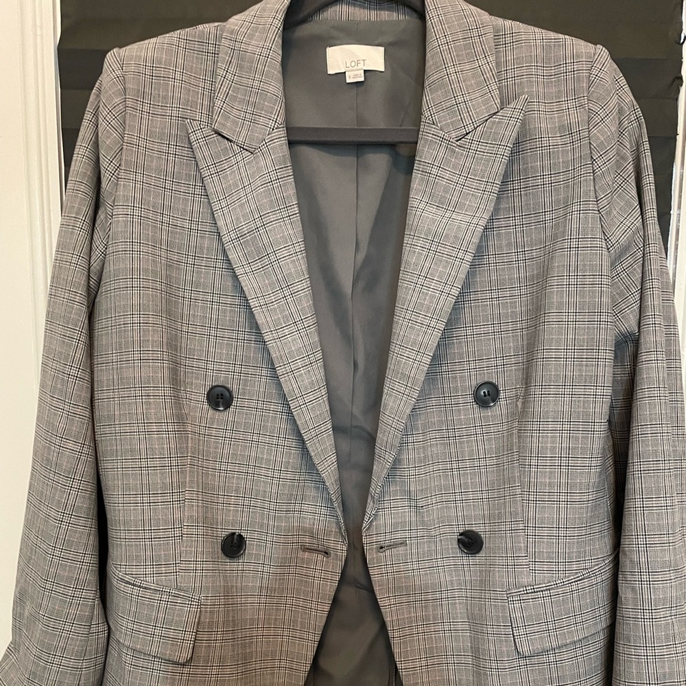 Loft blazer - size 6! Barely worn. Too tight on my arms.